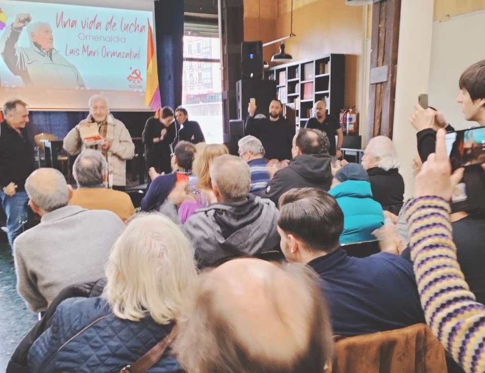 Emotivo homenaje del Partido Comunista y <a href="/gkomunistak_epk/">Gazte Komunistak</a> a nuestro camarada Luís Mari Ormazabal.

Omenaldirik onena, borrokarekin jarraitzea.

💯 años de vida, toda una vida de lucha y compromiso en las filas del Partido Comunista.