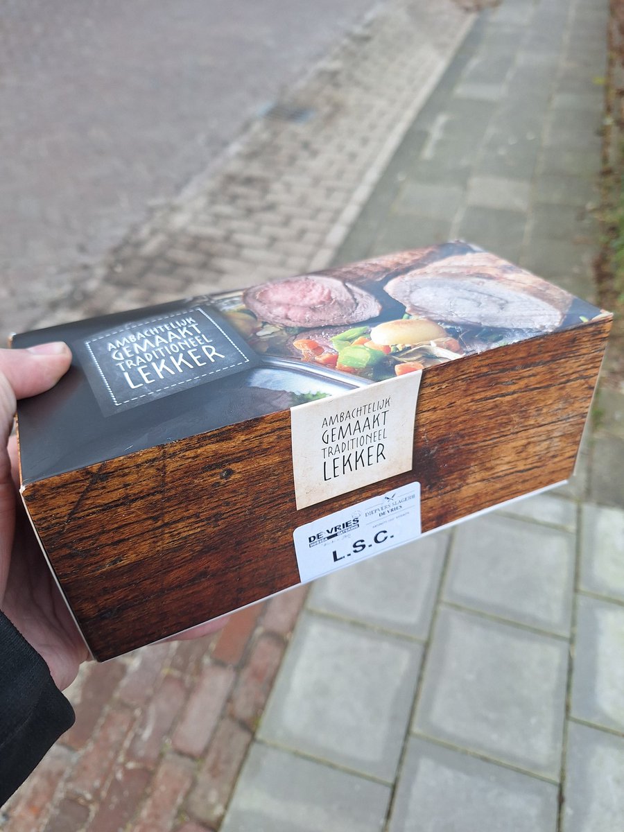 JelteGP's tweet photo. De uitploeg met lege handen naar Jubbega. De drie punten die blijven in Sneek. Maar de rollade gaat mee naar Harkema! #verloting https://t.co/0YLmDdftPJ
