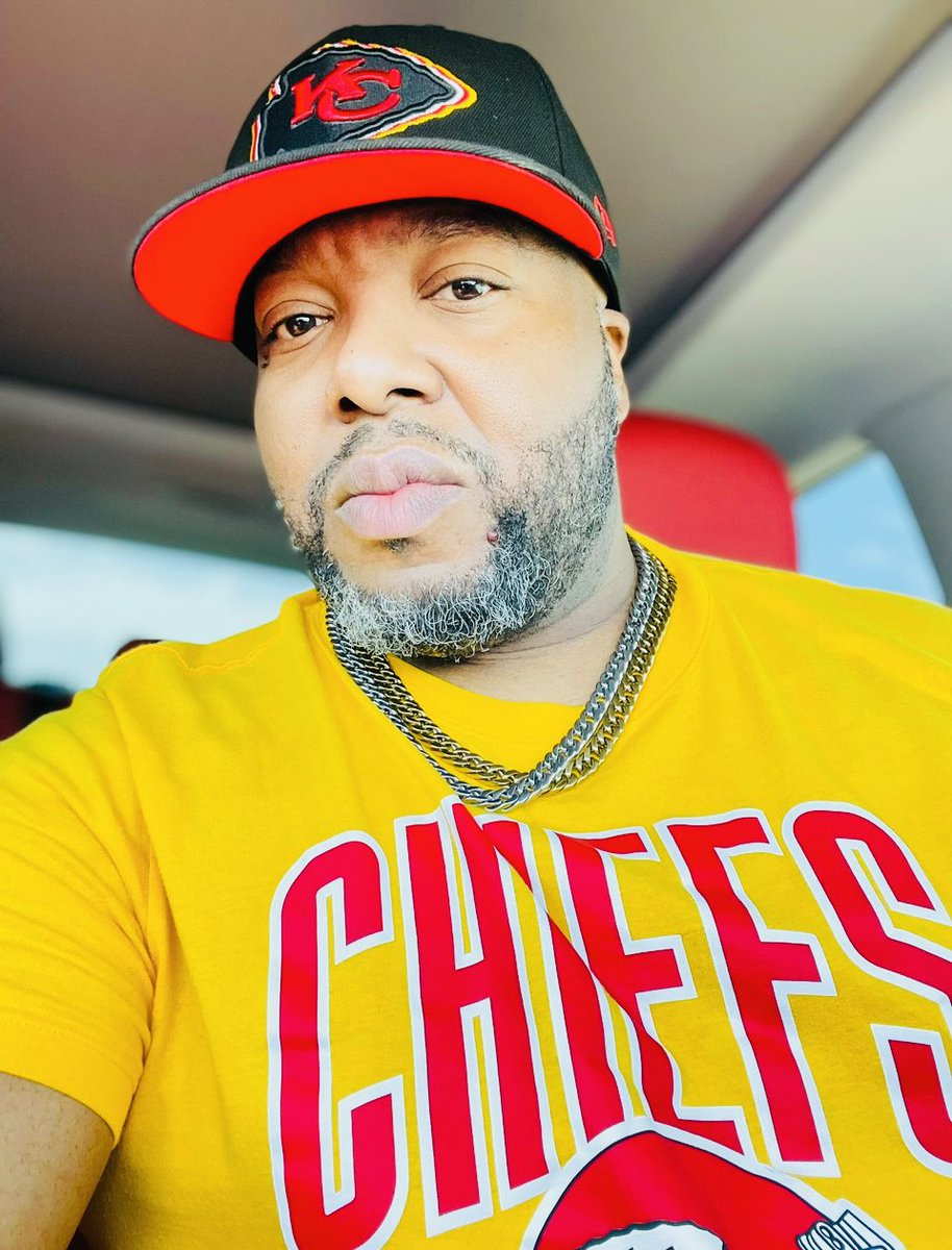 RonnieEdgeJr's tweet image. It's Super Bowl Sunday! In case you're wondering who TF I'm rooting for...#ChiefsKingdom #Since1992