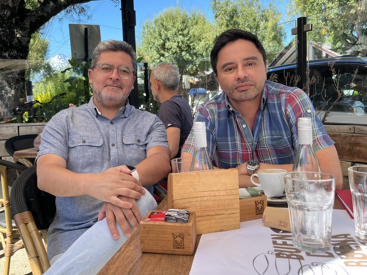 pollopucon's tweet photo. ✅💫🤝 🇨🇱
Una pausa con mi amigo y ex Alcalde de Florida @rodolfocarter
Conversando de los desafíos de nuestro país, la región y nuestro querido Pucón.
#pollopucon #pucon #puconcontodos https://t.co/Lz3wvUX8tu