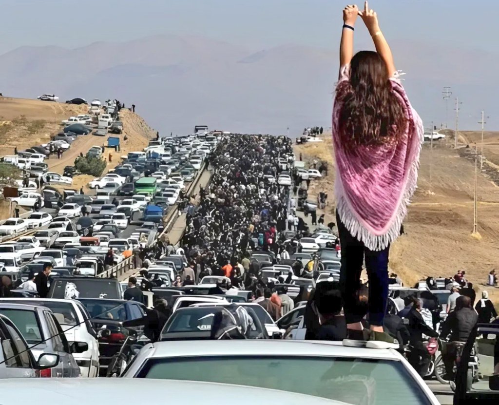 این راهپیمایی ۲۲ بهمن یا اربعین نیست؛ این راهپیمایی چهلم مهساست که توی مسیرش چلوکباب و دنده‌کباب نمیدادن...