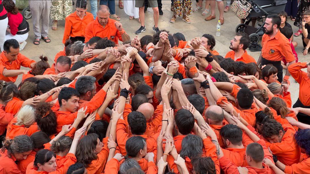 ⚫️🟠

10é Aniversari de la Jove

SOM TREBALL EN COMÚ

A la muixeranga intentem lligar la consciència amb la cultura i per això volem actuar de la millor forma possible assumint posicionaments que ens facen crèixer i continuar plantant cara als reptes que se’ns presenten.