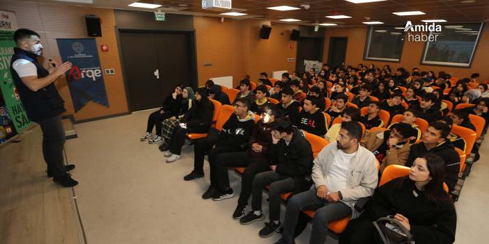 🗞️<a href="/anadoluajansi/">Anadolu Ajansı</a>:" Diyarbakır'da "Ekrandan Sıyrıl, Hayata Sarıl Projesi"yle öğrenciler, bilinçli teknoloji ve internet kullanımı 

İl Milli Eğitim Müdürlüğü AR-GE Birimi ve İl Emniyet Müdürlüğü Siber Suçlarla Mücadele Şubesi işbirliğiyle hazırlanan "Ekrandan Sıyrıl, Hayata Sarıl