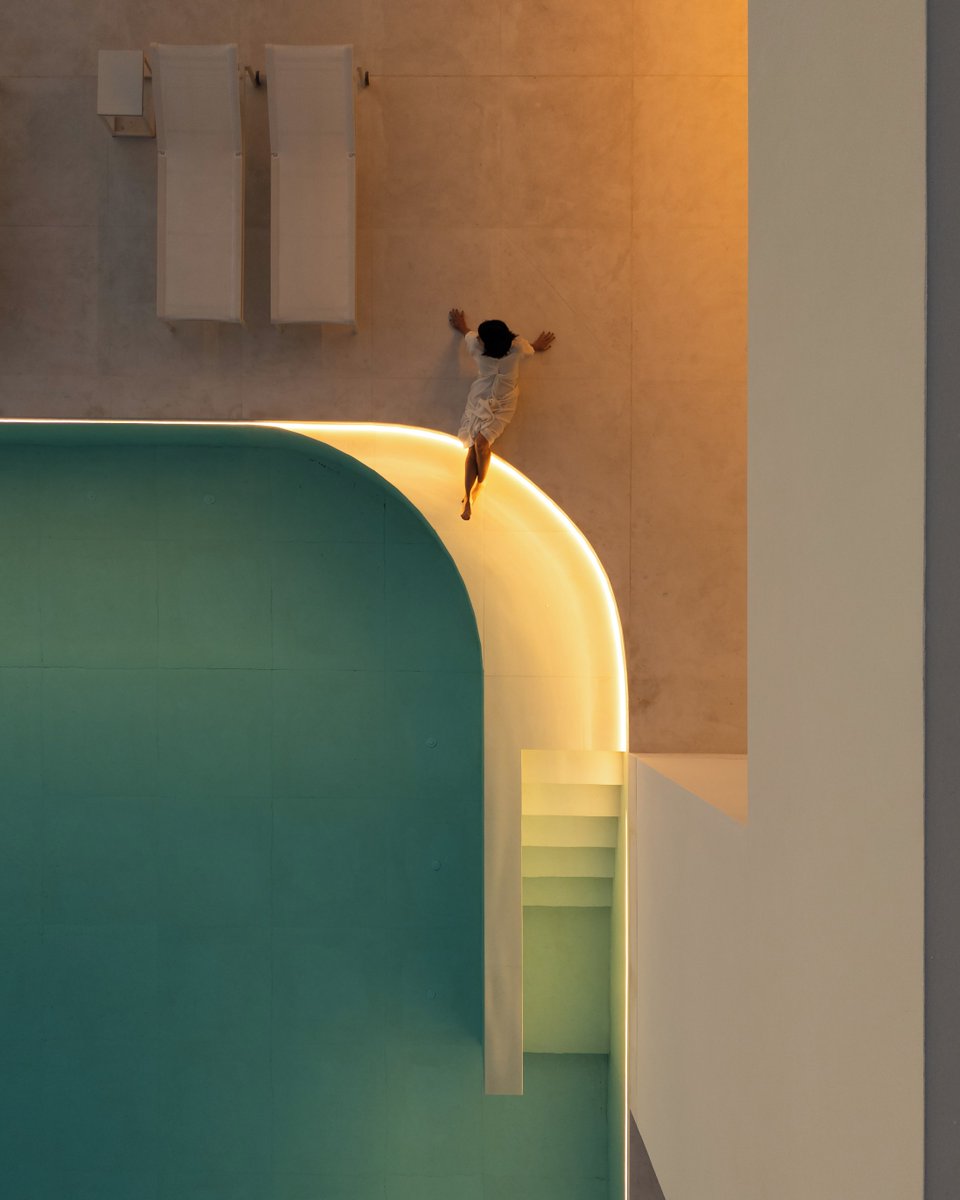 FranSilvestreAr's tweet image. VILLA 18
The day area opens directly onto the garden, where the outdoor swimming pool is located, with excellent views of the golf course.⁣

Photo by @fernandogguerra⁣⁣⁣⁣
⁣⁣⁣⁣
#architecture ##architecturephotography #threeseven