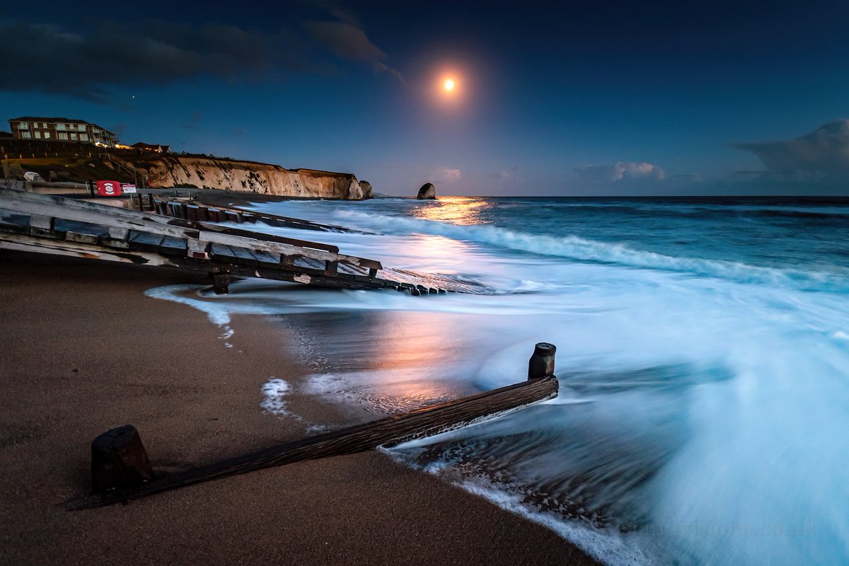 Isleofwight's tweet photo. A mellow looking moon rising in the West Wight 🌕️
📌 Freshwater Bay
📸 Island Visions Photography
#exploreisleofwight #wightatnight #wow #stunning #incrediblephoto #greatphoto #atmospheric #fantastic #waves #beach #coast #moon #lunar #moody #magical #FreshwaterBay https://t.co/Rj2SIMVHV0