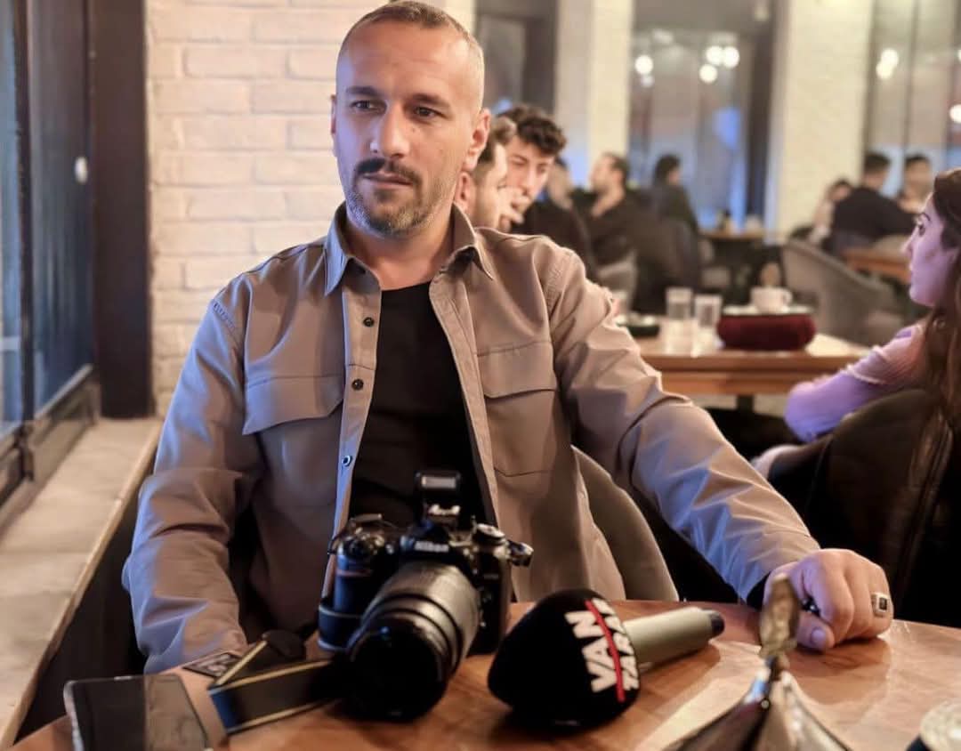 van_subesi's tweet photo. Çok üzgünüz...😓

Van Taraf Gazetesi imtiyaz sahibi,kıymetli Abdurrahim Yeşilağaç geçirdiği kalp krizi sonucu hakkın rahmetine kavuşmuştur. 
Merhuma Allah’tan rahmet, kederli ailesine, sevenlerine ve Van basın camiasına baş sağlığı ve sabırlar diliyorum.
#AbdurrahimYeşilağaç https://t.co/zC6HRRHS6q