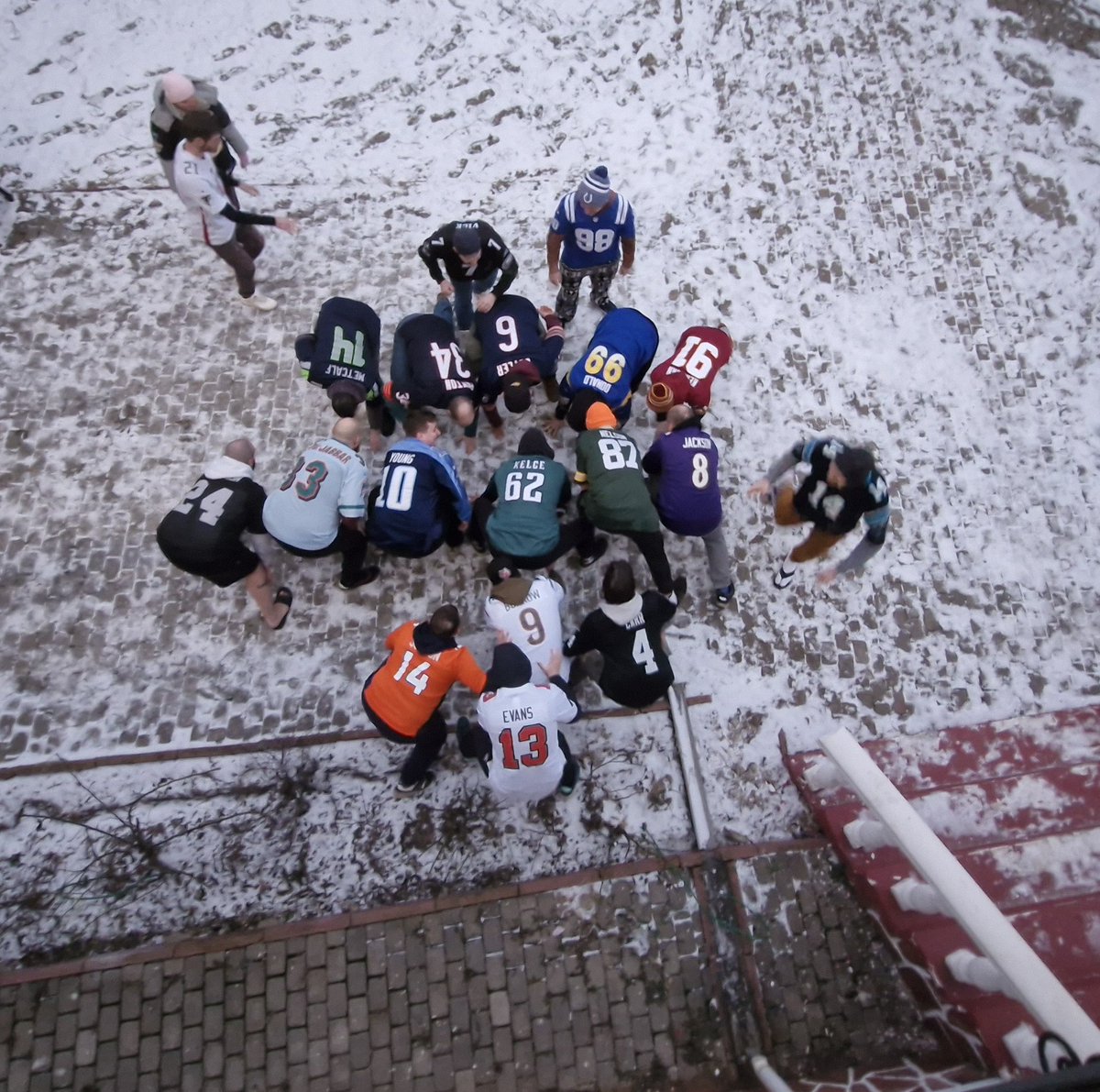 udzhinable's tweet photo. Superbowl parties in Russia be like @NFL https://t.co/S0bOqvcKp2