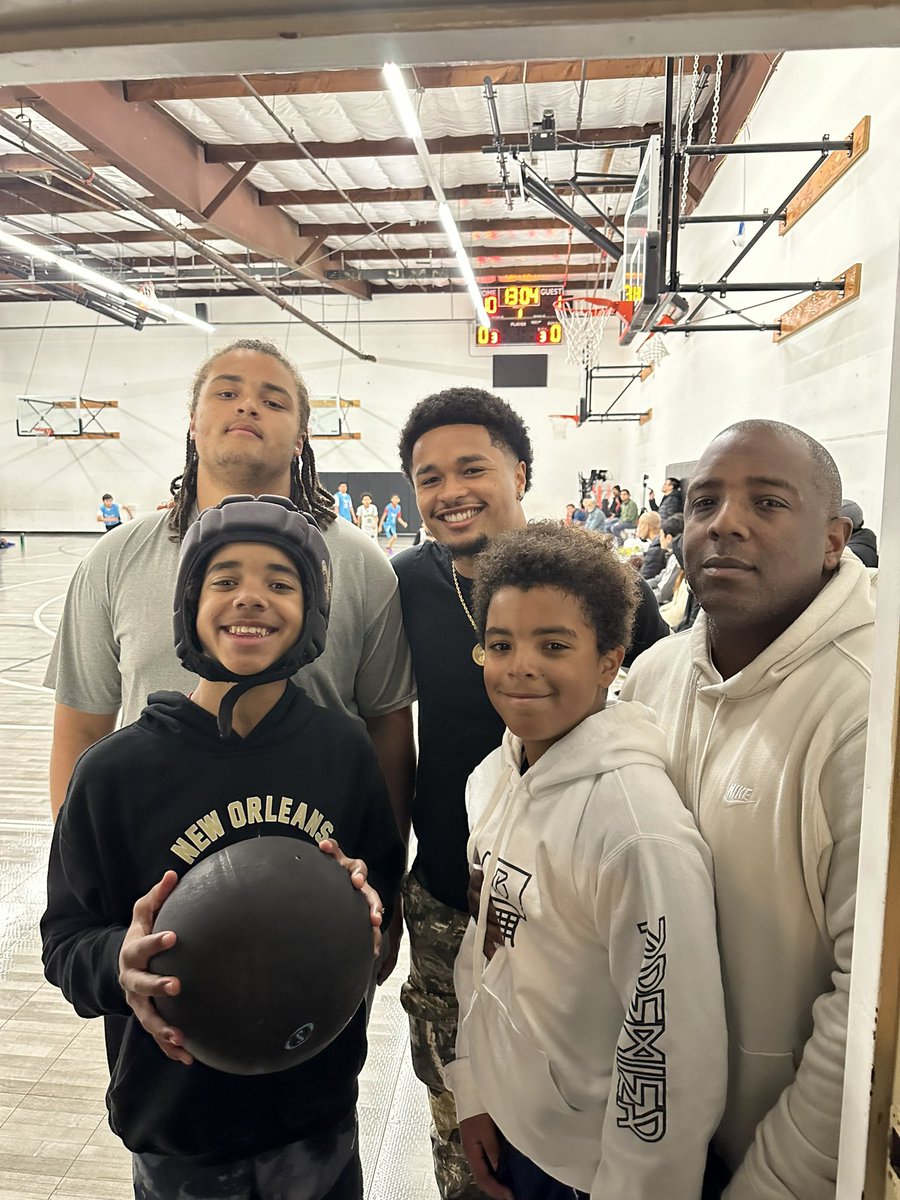 Helmets4Helmets's tweet image. Family is Family, PERIOD ! When your big brother comes out to watch your little brother’s basketball tournament and watch Bryson coach. Love you @THEJAYDNOTT 🥇@BrockStoneT @CoachAT23