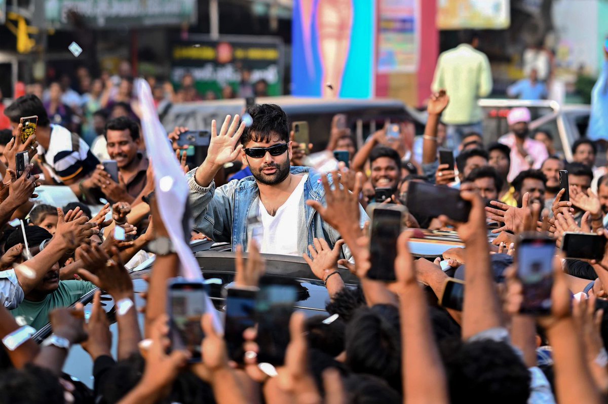 RfaJANGAON's tweet photo. LOYAL FANS give ROYAL WELCOME to Ustaad @ramsayz, with unconditional love all the way 🔥😍

Rajahmundry welcomes #RAmPOthineni for the #RAPO22 shoot❤️‍🔥

#RAPOinRajahmundryForRAPO22 https://t.co/H3ZTcg99q1