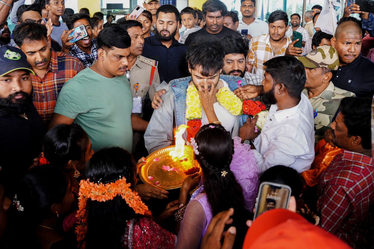 RfaJANGAON's tweet photo. LOYAL FANS give ROYAL WELCOME to Ustaad @ramsayz, with unconditional love all the way 🔥😍

Rajahmundry welcomes #RAmPOthineni for the #RAPO22 shoot❤️‍🔥

#RAPOinRajahmundryForRAPO22 https://t.co/H3ZTcg99q1