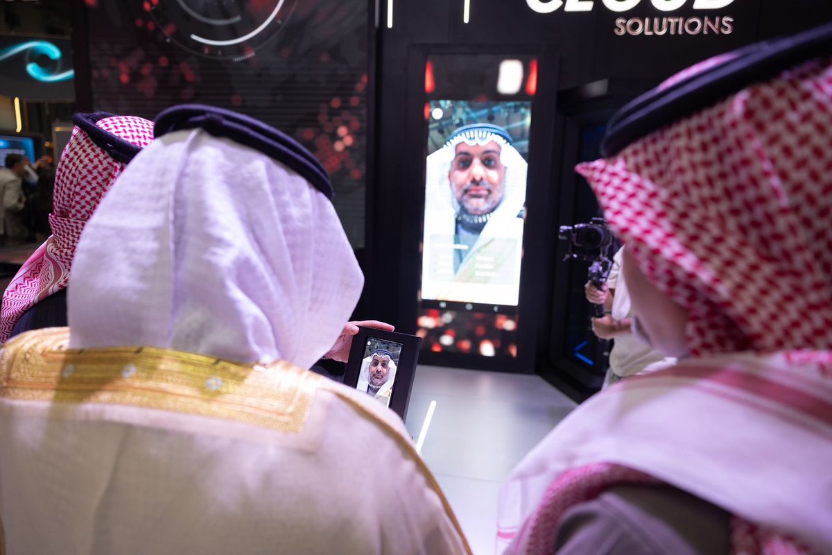 _CloudSolutions's tweet image. سعدنا اليوم باستقبال معالي وزير الصحة المهندس فهد الجلاجل
لجناح #حلول_السحابة في #ليب25، حيث استعرضنا أحدث ابتكاراتنا التقنية وحلولنا الرقمية التي تعزز من قدرات القطاع الصحي وتساهم في تحسين فعالية وكفاءة الأداء لنرسم معا مستقبلا أكثر تطورا وابتكارا. 
 
 #ليب25
#LEAP25…
