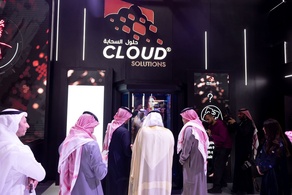 _CloudSolutions's tweet image. سعدنا اليوم باستقبال معالي وزير الصحة المهندس فهد الجلاجل
لجناح #حلول_السحابة في #ليب25، حيث استعرضنا أحدث ابتكاراتنا التقنية وحلولنا الرقمية التي تعزز من قدرات القطاع الصحي وتساهم في تحسين فعالية وكفاءة الأداء لنرسم معا مستقبلا أكثر تطورا وابتكارا. 
 
 #ليب25
#LEAP25…