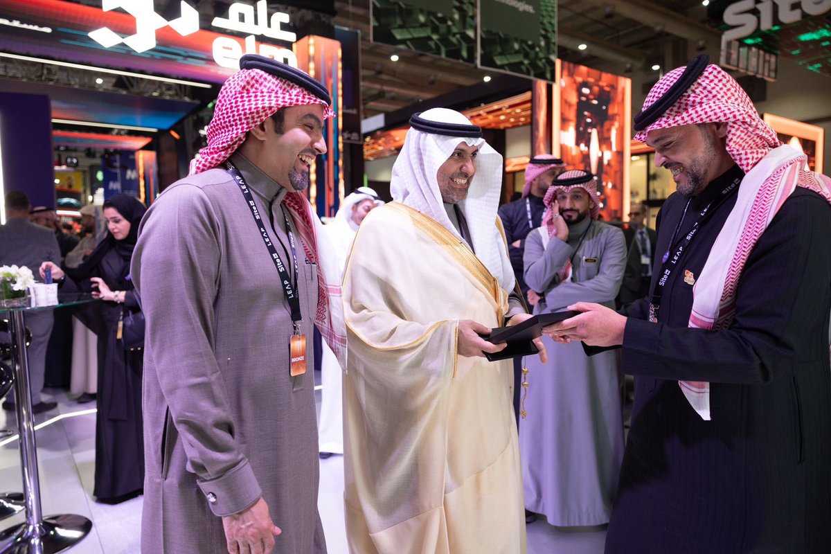 _CloudSolutions's tweet image. سعدنا اليوم باستقبال معالي وزير الصحة المهندس فهد الجلاجل
لجناح #حلول_السحابة في #ليب25، حيث استعرضنا أحدث ابتكاراتنا التقنية وحلولنا الرقمية التي تعزز من قدرات القطاع الصحي وتساهم في تحسين فعالية وكفاءة الأداء لنرسم معا مستقبلا أكثر تطورا وابتكارا. 
 
 #ليب25
#LEAP25…