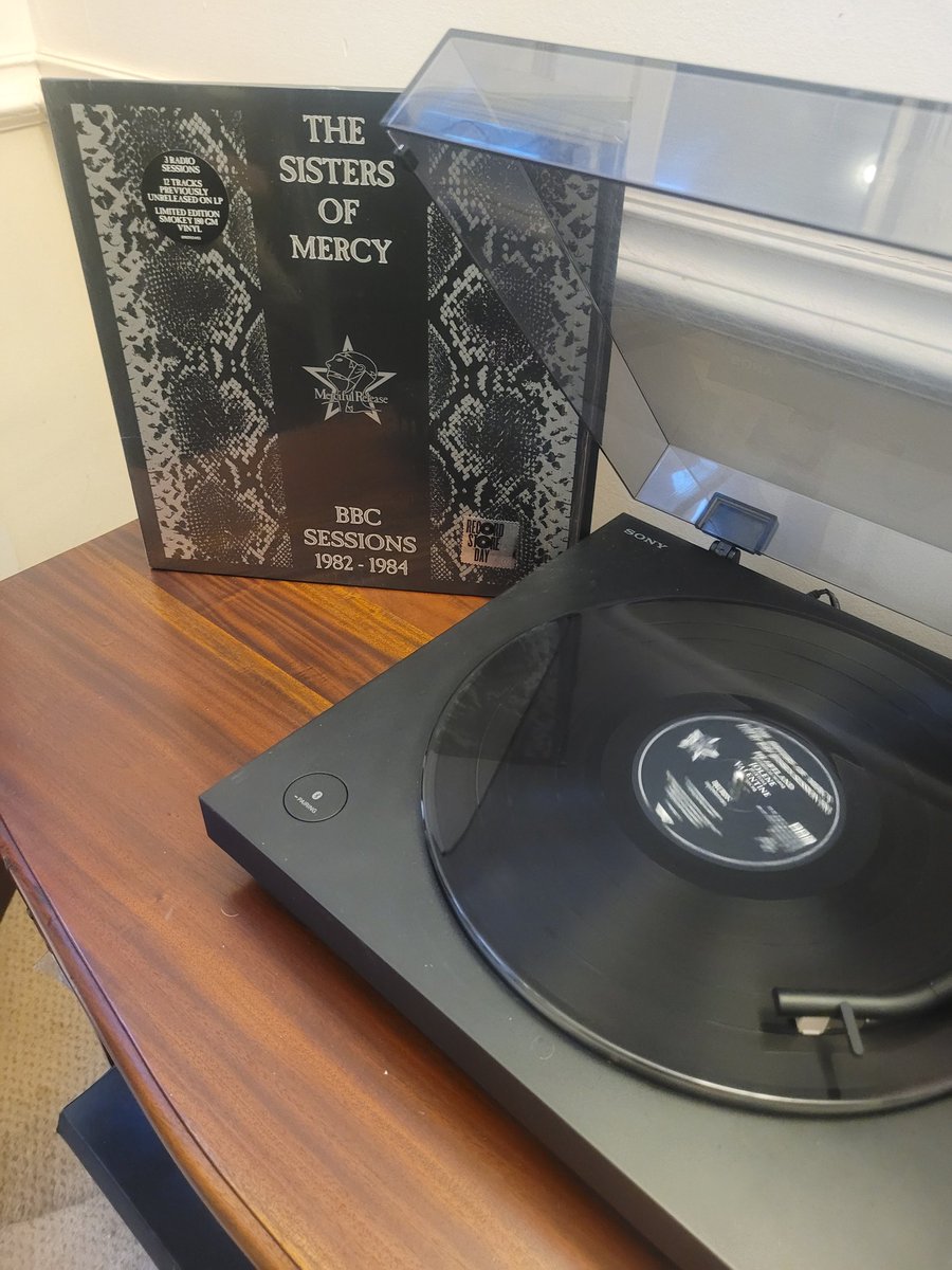 DebsHol50's tweet image. #nowplaying #vinylrecords #sistersofmercy Jolene 🖤🎸🎤🎼🎹