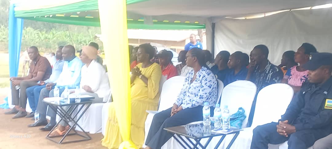 Nduba Sector (@nduba_sector) on Twitter photo None <a href="/NdubaSector/">Nduba Sector</a> hasojwe uruzinduko rw'iminsi 2 Intumwa za Rubanda(Abadepite) bagiriraga muri <a href="/NdubaSector/">Nduba Sector</a> baganiriye n'abaturage kuri gahunda za Leta, bakira ibibazo n'ibyifuzo by'abaturage bihabwa umurongo bijeje abaturage ko bagiye kubakorera ubuvugizi kubyifuzo byatanzwe. None <a href="/NdubaSector/">Nduba Sector</a> hasojwe uruzinduko rw'iminsi 2 Intumwa za Rubanda(Abadepite) bagiriraga muri <a href="/NdubaSector/">Nduba Sector</a> baganiriye n'abaturage kuri gahunda za Leta, bakira ibibazo n'ibyifuzo by'abaturage bihabwa umurongo bijeje abaturage ko bagiye kubakorera ubuvugizi kubyifuzo byatanzwe.