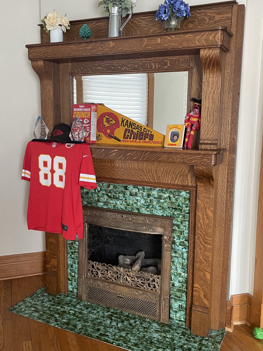 JakeAgron's tweet image. Very normal behavior. 
Go ⁦@Chiefs⁩!