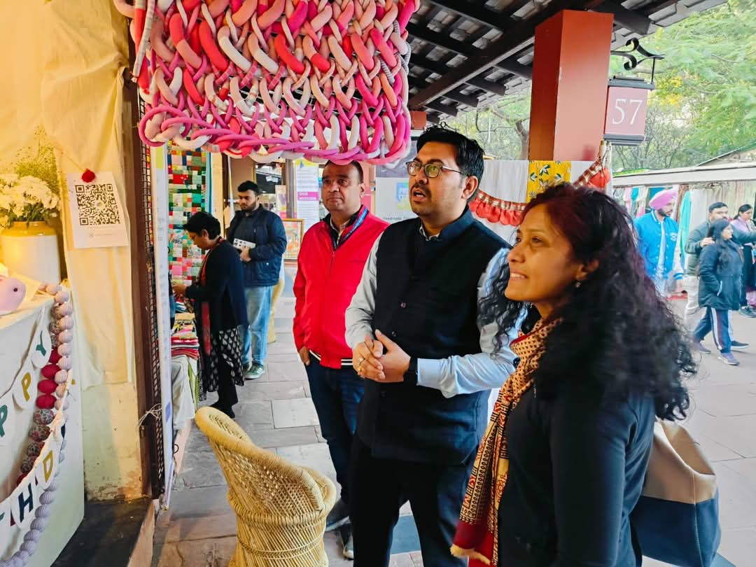 TexComIndia's tweet photo. Textiles Committee's stall at #WeavetheFuture, Dilli Haat, receives overwhelming response! Secretary (T), DC (HL), senior officers &amp; US delegates visit to appreciate efforts in bringing upcycled textile manufacturers together #sustainability #textiles https://t.co/GVNHBn2Z8D