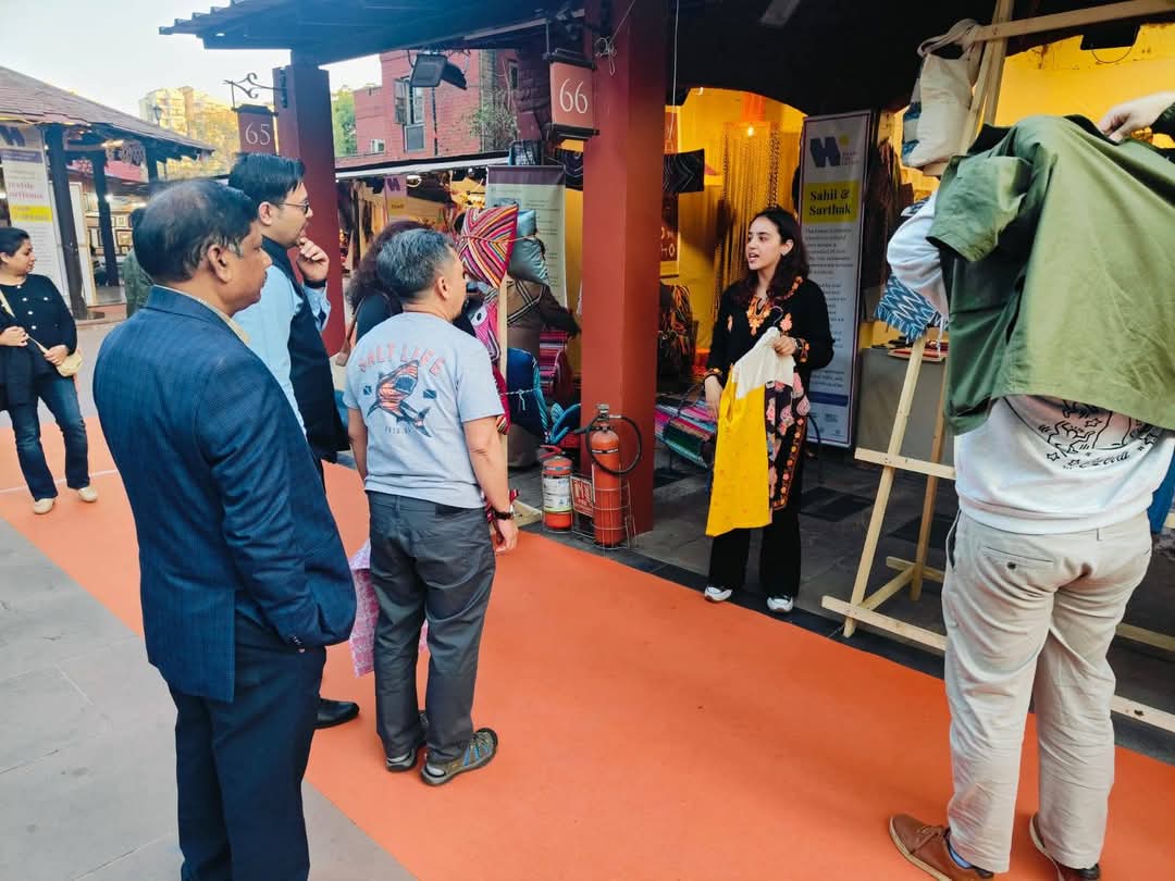 TexComIndia's tweet photo. Textiles Committee's stall at #WeavetheFuture, Dilli Haat, receives overwhelming response! Secretary (T), DC (HL), senior officers &amp; US delegates visit to appreciate efforts in bringing upcycled textile manufacturers together #sustainability #textiles https://t.co/GVNHBn2Z8D