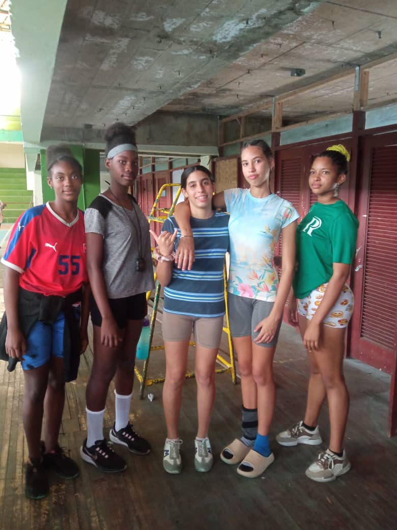 Somatotipo excelente de la reserva deportiva del balonmano femenino en #PinardelRío evaluada en la final provincial con atletas menores de 13 años con estatura promedio de 1.73 mts. La más alta mide 1.78 mts con 13 años.
#PinarXNuevasVictorias
<a href="/DaniellysSanch6/">Daniellys Sanchez</a>
<a href="/YulierGonzlez1/">Yulier González Pelegrín 🇨🇺</a>