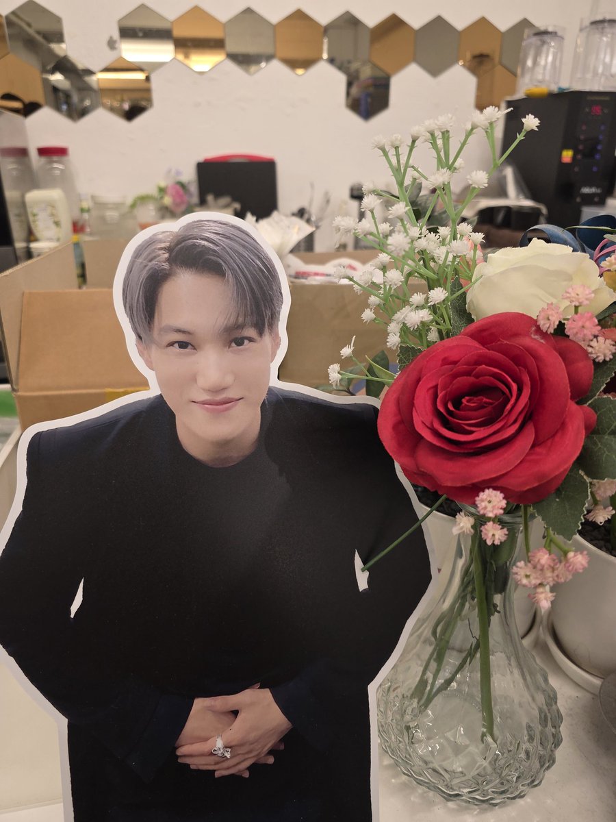 정성 가득한 카페 감사합니다 종인이의 언어들도 붙여져있어서 넘 좋았더 🥹
#Time_With_KAI
#종인이_소집_잠금해제