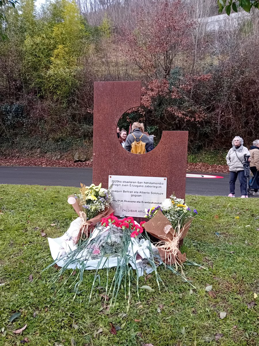 Eitzagan gaude,  Zaldibar Argitu plataformak deituriko ekitaldian.
2020Ko otsailaren 6an Verter Recycling-en zabortegia hondoratu eta Alberto Sololuze eta Joaquin Beltrán desagertu ziren zabor artean. Gertaturikoa ahanzturan geratu ez dadin, LANGILEAK, OSASUNA ,
ERANTZUNKIZUNAK