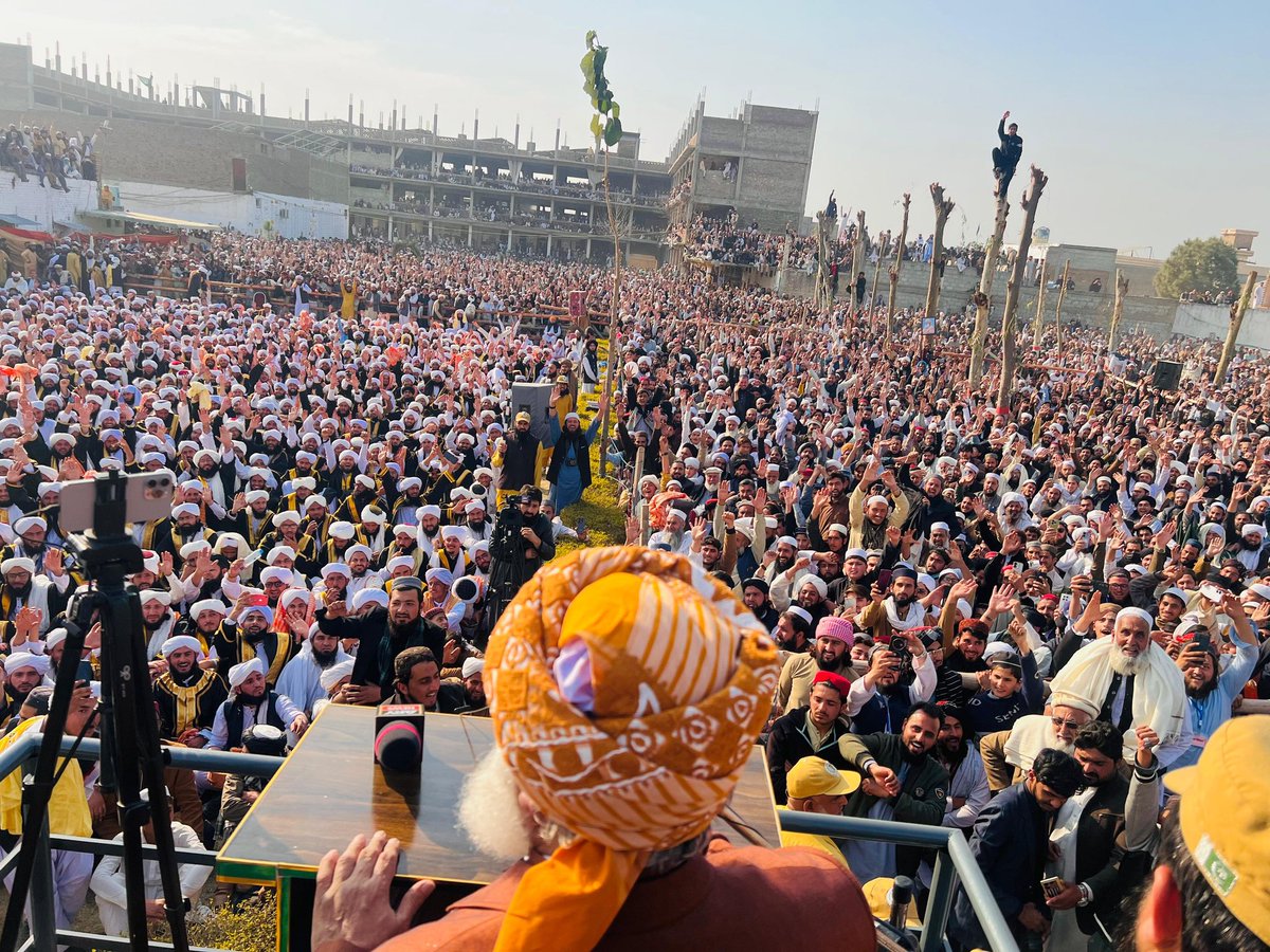 juipakofficial's tweet photo. شیرگڑھ مردان: قائد جمعیت مولانا فضل الرحمٰن مدظلہ دارالعلوم اسلامیہ عربیہ شیرگڑھ میں اجتماع سے خطاب کر رہے ہیں ۔ https://t.co/anW0eEBujy