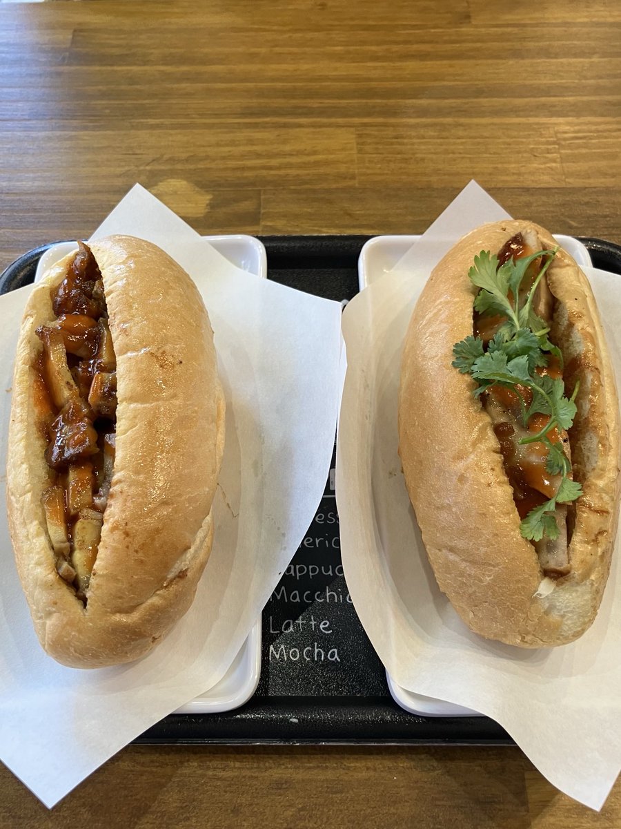 tsu_ne_hi's tweet photo. 今クールイチオシドラマ『東京サ���ダボウル』見て興味津々のバインミー食べにSAND2へ
カリッとしたパンにジューシーな具でめちゃうまー
店内もカフェみたいでオシャレ
何度も前通ってたのになんで入らなかったんだろ😣
#東京サラダボウル
#バインミー
#フォー
#ベトナム
#サンドニ
#SAND2
#平井 https://t.co/IXDEguALkx
