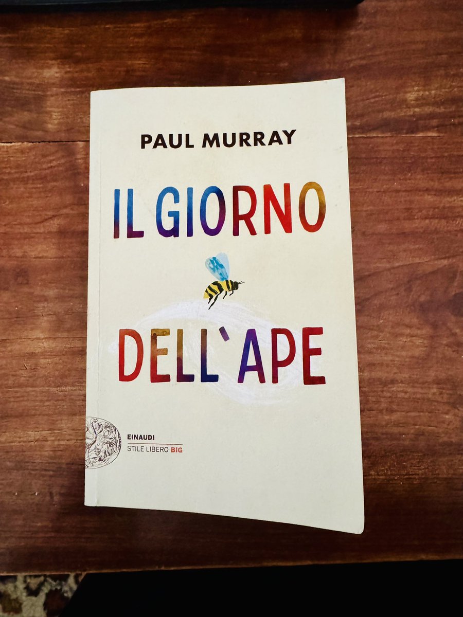 Finito. Un libro magnifico, un romanzo corposo, copioso, stilisticamente ineccepibile, generoso di emozioni. 

Confermo che potrebbe essere “il libro più bello del 2025”.