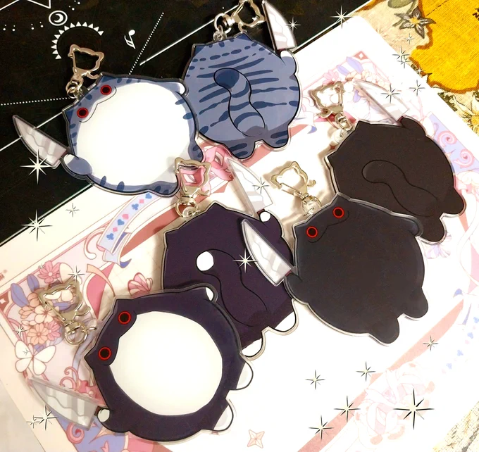 สินค้าใหม่! เนื่องจากครบรอบ 11 ปี รวมถึงจำได้ว่าเคยทำพวงกุญแจสองด้านกับพวงกุญแจยักษ์ เลยกลับมาทำดีไซน์ใหม่ พวงกุญแจใต้ท้องแมวบินกับพวงกุญแจแมวบินยักษ์ถืออาวุธแห่งความรักวางขายที่ร้าน Anitime และทาง lnwshop ค่ะ  
