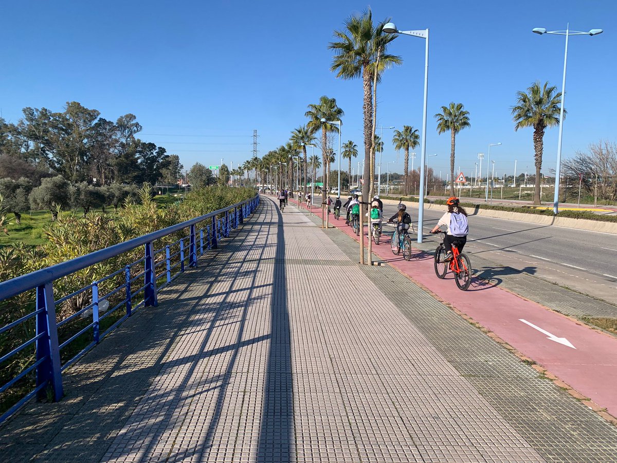 iesmariagaliana's tweet photo. 6/feb Convivencia #bicicleta. Alumnado #3ESO @iesmariagaliana y alumnado CEIP Poetas Andaluces. Actividad dentro de #CIMA, #tránsitos, #STARS (#DGT) y #agrupaciones centros escolares. Gracias a #policíalocal @aytodoshermanas Experiencia de responsabilidad y compromiso con entorno https://t.co/beigrvgtWb