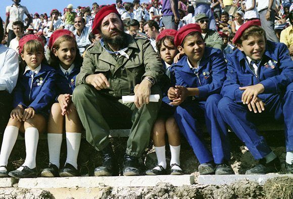 "La educación es el arma más poderosa que tiene el hombre para crear una ética, para crear una conciencia, para crear un sentido del deber, un sentido de la organización, de la disciplina, de la responsabilidad". FIDEL

#FidelPorSiempre
