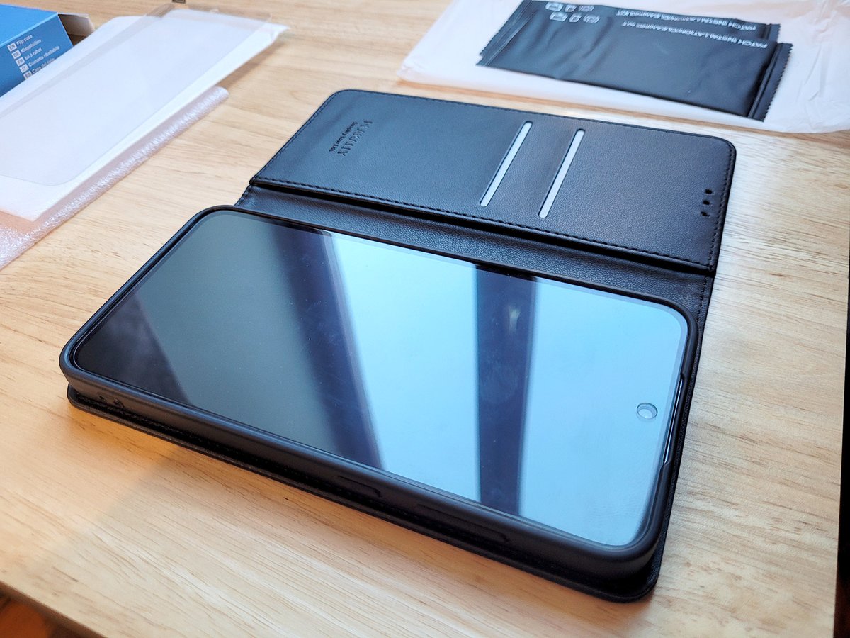 Climaxe_fr's tweet photo. J'ai acheté un étui de protection pour mon Samsung Galaxy S24 FE. Il s'agit du modèle Peakally en simili-cuir. Il est de bonne qualité; gros plus : des verres trempés sont fournis ! Mon test ici : https://t.co/vhIFArlHqT #climaxe #peakally #galaxys24fe #s24fe #samsung #smartphone https://t.co/7E2KBUnAr0