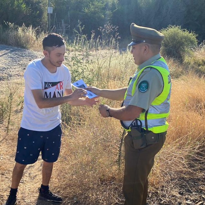 Carab_Maule's tweet photo. Carabineros del Retén de #NIRIVILO en #SANJAVIER, difunde entre los vecinos, información referida a medidas de seguridad y números de emergencia para prevenir incendios forestales, especialmente en estos días, en los que se pronostican altas temperaturas.
#RutaL-30-M
#ElBoldo https://t.co/ylj28R34TQ