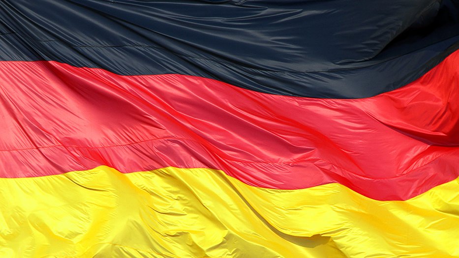 Jeder in Deutschland kann dazugehören, wenn er/sie sich integriert, die Sprache spricht, die Gepflogenheiten des Landes respektiert, seine Religion privat auslebt, seiner Arbeit nachgeht, Gesetze befolgt und keine kriminelle Energie in sich birgt.  

Dieses Märchen vom