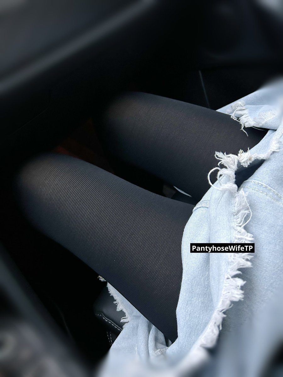 PantyhoseWifeTP's tweet photo. 適合厚黑絲襪的天氣☁️ https://t.co/u83j5Y7vQ0