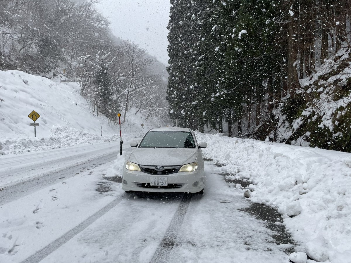 Mae1227D's tweet photo. 雪道ドライブ🚗
大阪北部、京都北部、兵庫北部ぐるぐるしてました。
腕の問題かスタッドレスの寿命か空気圧高めが原因かわからんけど結構滑った😱 https://t.co/FROehivNRH
