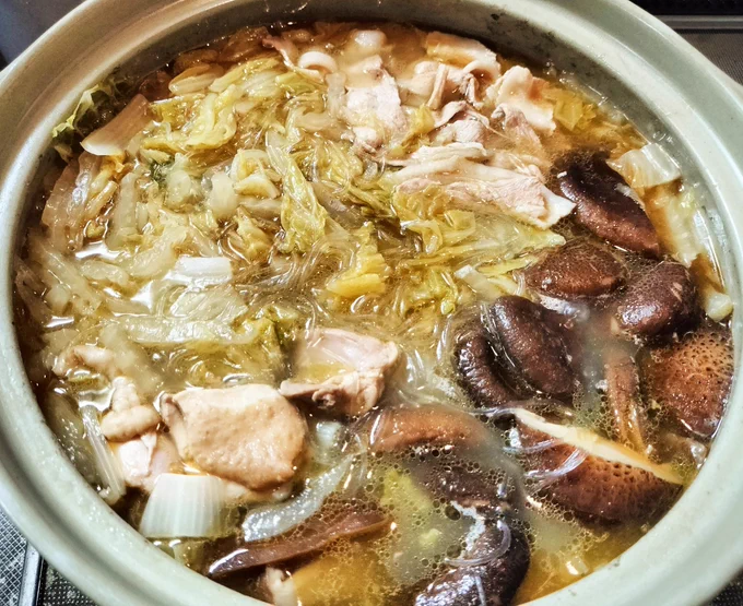 今夜は相互さんの真似っこで妹尾河童氏のピェンロー鍋です
豚バラ、鶏もも肉、干し椎茸、白菜、春雨が入ってます
胡麻油が効いててうまーい🤤
各自塩と一味で調味して食べます 味変に柚子胡椒加えたらまた美味しかったです ぴえーん🥹✨✨
https://t.co/3ofO1MysPw
#Twitter家庭料理部 