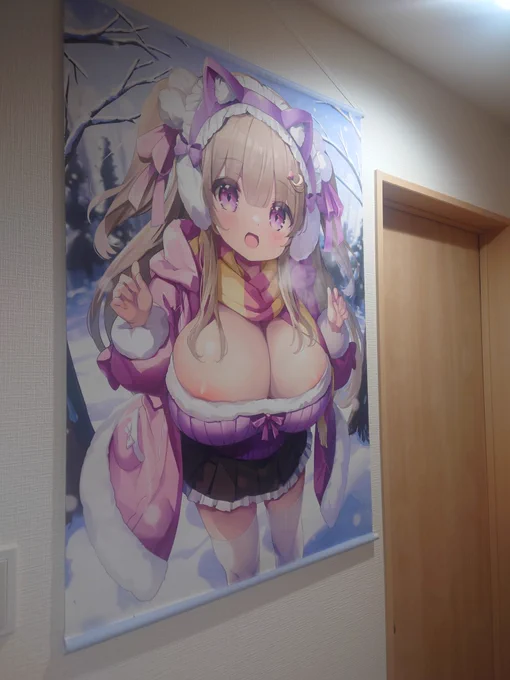 先日メロンブックスさんて描いたイラスト、記念に自腹でB1タペストリー買ったのが届いたんだけど、でかいなこれ! 