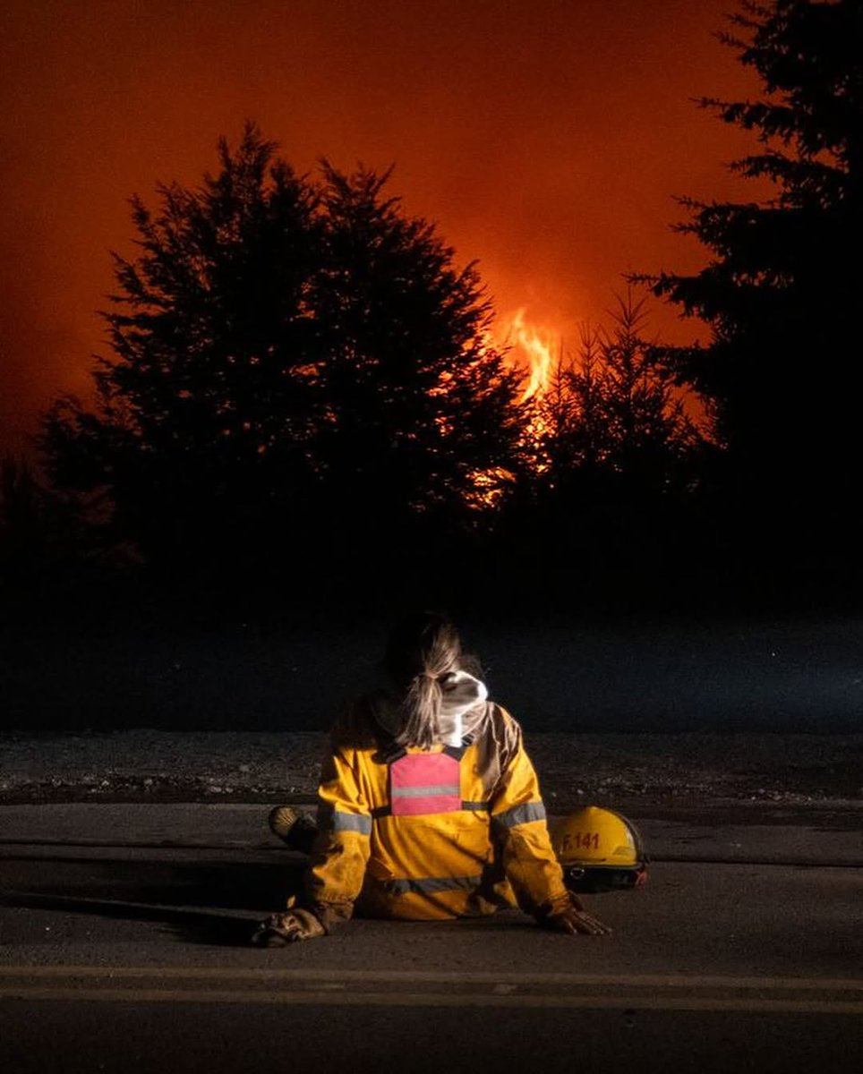 🔥Todo sigue, se intensifica y es muy triste. Le tocó a pueblos vecinos y podría ser en cualquier otro rincón. Desconozco el autor/a de la imagen, pero resume este desastre. Apoyemos, difundamos, colaboremos para que no se sientan solos. Esto nos pasa a todos. A ellos GRACIAS❤