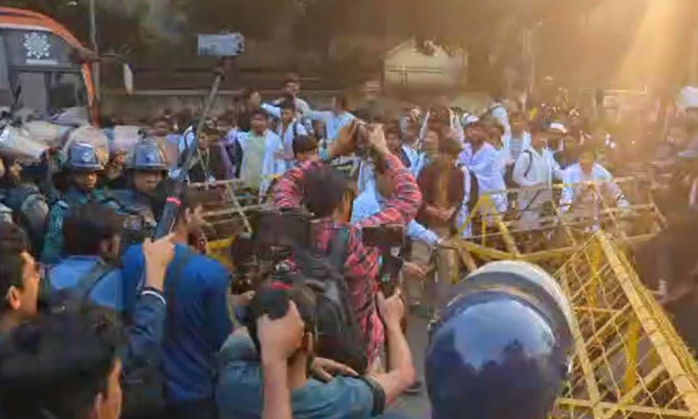 পুলিশের লাঠিচার্জে ছত্রভঙ্গ ম্যাটস শিক্ষার্থীদের লং মার্চ