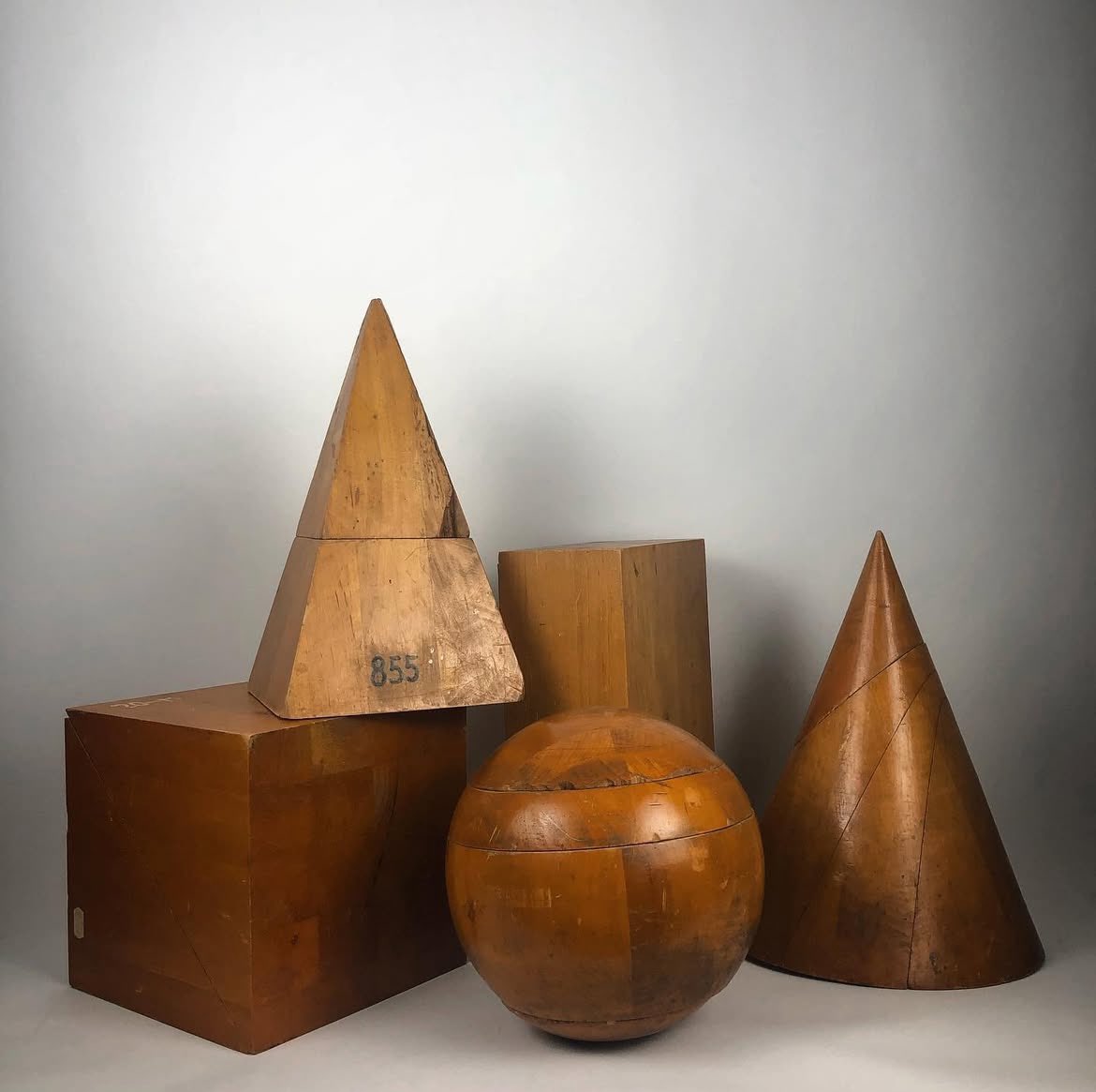 lindahubbardart's tweet photo. Stumbled across these rare large boxwood artists shapes. Circa 1950s https://t.co/okYrW84YXS