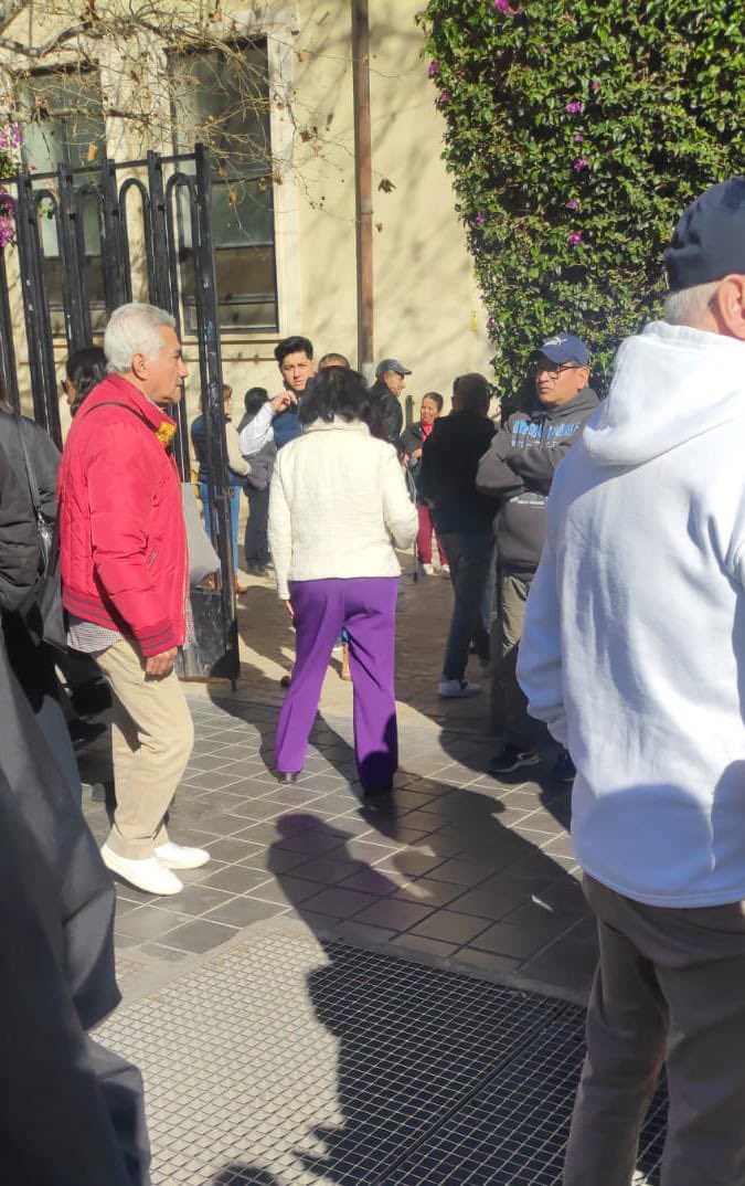 radio_pichincha's tweet photo. 🗳 #Elecciones2025 | Ciudadanos ecuatorianos residentes en Valencia, España, denuncian posible proselitismo político de la Cónsul de Ecuador en Valencia, quien viste con colores representativos del movimiento oficialista ADN. ⬇️ https://t.co/NZ9kBdhGw3
