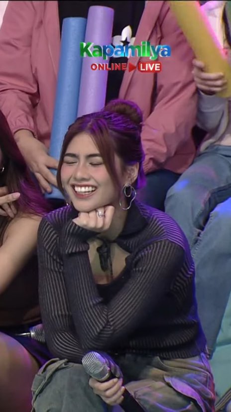 */nagpose                                      */ngumiti