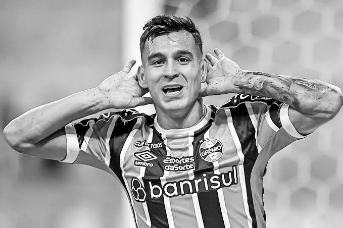 JulianoCavalo81's tweet photo. Contra o Pelotas ele aparece, faz gol e vai colocar a mãozinha no ouvido pra torcida. Craque do borderline. https://t.co/DVc9wA23Rr