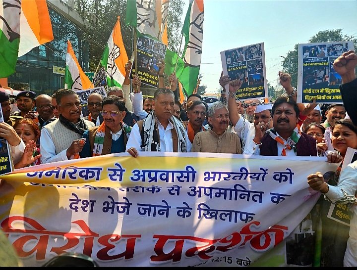 akhileshPdsingh's tweet photo. अप्रवासी भारतीयों के साथ अमेरिकी सरकार के अमानवीय व्यवहार और उन्हें जबरन बेड़ियों में जकड़कर मालवाहक विमानों से भारत लाने की प्रक्रिया पर आज इनकम टैक्स चौराहे पर कांग्रेसजनों के साथ मोदी सरकार के खिलाफ व्यापक विरोध प्रदर्शन और नरेंद्र मोदी एवं डोनाल्ड ट्रंप का पुतला दहन किया। https://t.co/lROFMgcwCU