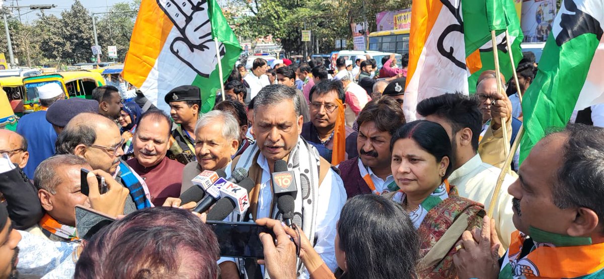 akhileshPdsingh's tweet photo. अप्रवासी भारतीयों के साथ अमेरिकी सरकार के अमानवीय व्यवहार और उन्हें जबरन बेड़ियों में जकड़कर मालवाहक विमानों से भारत लाने की प्रक्रिया पर आज इनकम टैक्स चौराहे पर कांग्रेसजनों के साथ मोदी सरकार के खिलाफ व्यापक विरोध प्रदर्शन और नरेंद्र मोदी एवं डोनाल्ड ट्रंप का पुतला दहन किया। https://t.co/lROFMgcwCU