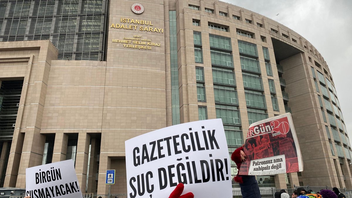 Basın ve meslek örgütleri, siyasi parti temsilcileri ve BirGün okurları Çağlayan'da bir araya geldi

"Türkiye'yi karanlık bir tünele sokmaya çalışıyorlar. Kimsenin hakkını arayamadığı bir Türkiye olsun istiyorlar. Susmadık, susmayacağız. Vardık, var olacağız!