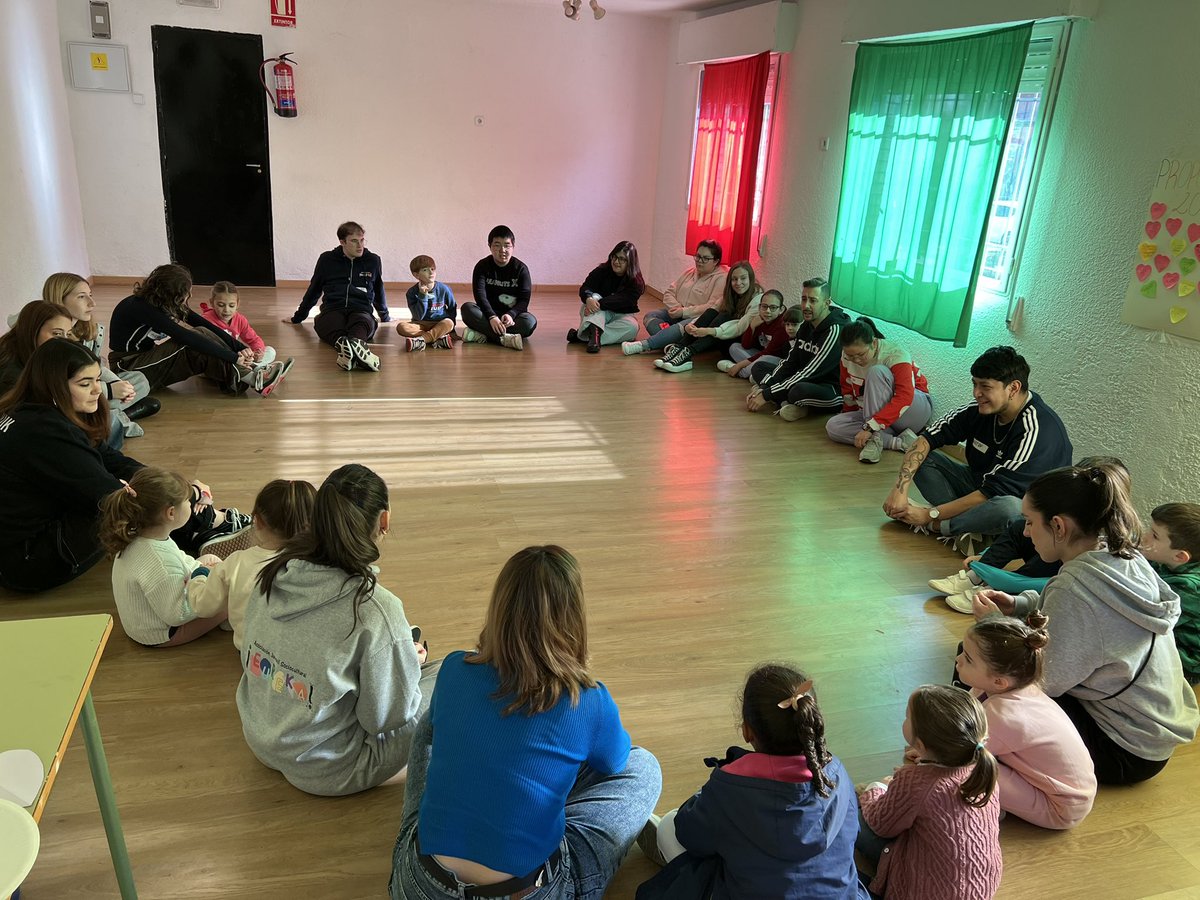 AsociEUREKA's tweet photo. ✨ Hoy hemos disfrutado de una sesión de Eurekocio llena de diversión y creatividad.❤️

Hemos realizado un taller de San Valentín, y como siempre, hemos jugado y compartido grandes momentos juntos.

Además hemos bailado y cantado nuestra ya tradicional canción de Madre Tierra. 🌍 https://t.co/Sl1X2xrMmD