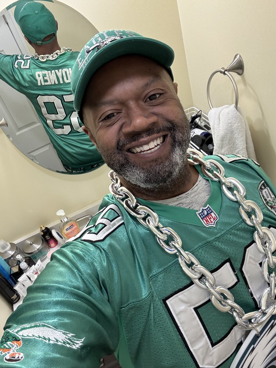 VoiceOfThePhan's tweet photo. Gameday. And just like I did for SB 52, I am rocking @sethjoyner and watching alone. @Eagles are winning today, 34-17. Go. BIRDS. Say it back. #FlyEaglesFly #SuperBowl #WinItForSkip https://t.co/8YHgmT1g16