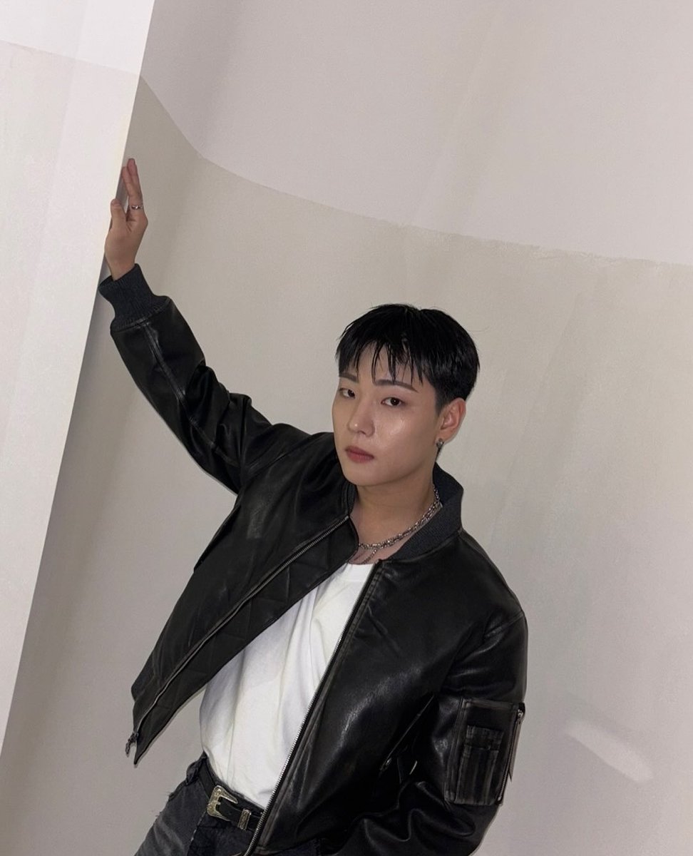 2S_tion's tweet image. 너무좋음... 
흰자보이고 머리앞머리결살려서내렸는데 옆머리 빡빡하고 ㅈㄴ잘생겼고